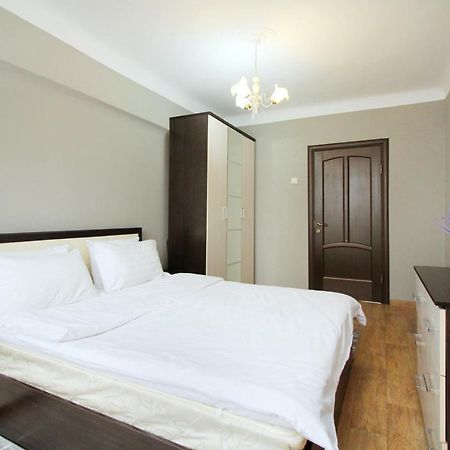 Spacious Central Apartment อัลมาตี ภายนอก รูปภาพ