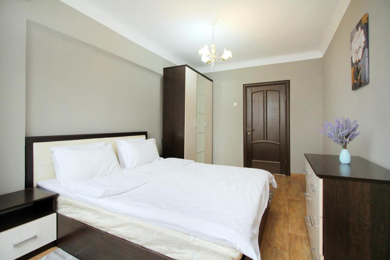 Spacious Central Apartment อัลมาตี ภายนอก รูปภาพ