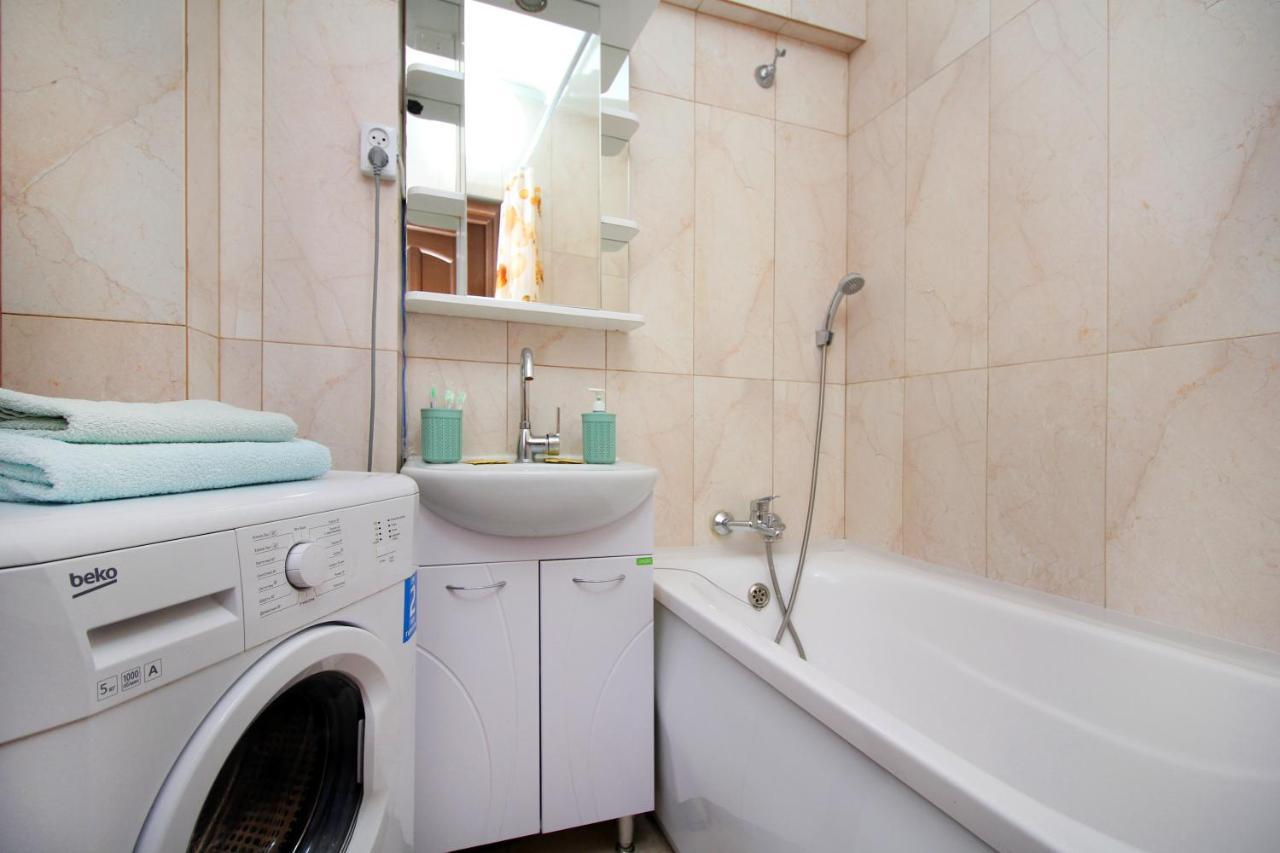 Spacious Central Apartment อัลมาตี ภายนอก รูปภาพ